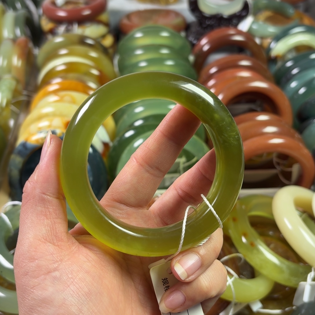 蛇纹石玉未镶嵌手镯微瑕