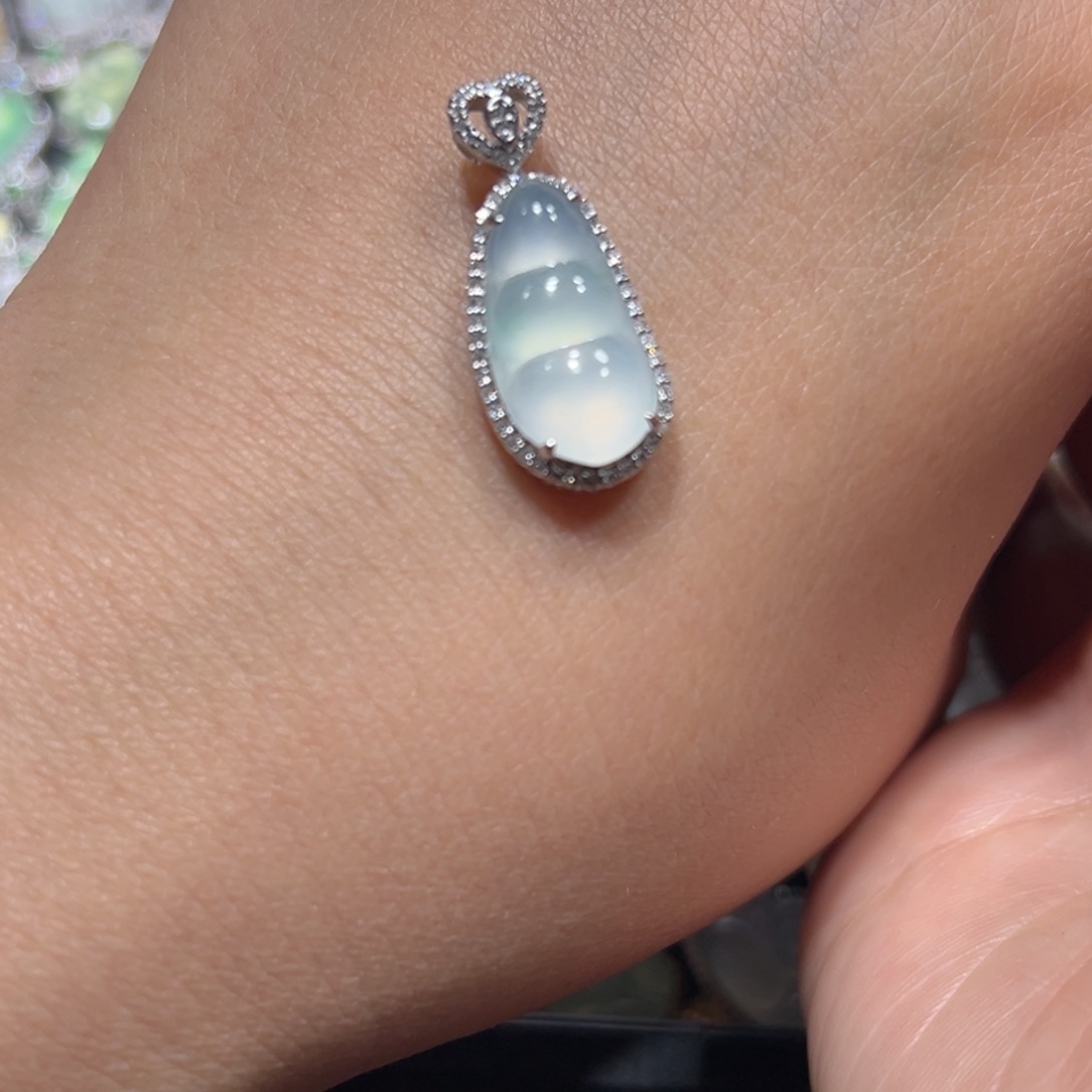 翡翠颈饰18K金镶嵌一***?吊坠