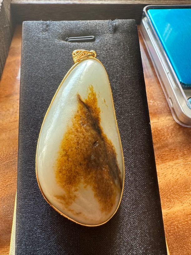 和田玉真皮真籽高白大吊坠64.4克