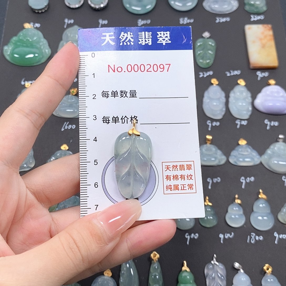 覃***米翡翠18K金镶嵌颈饰