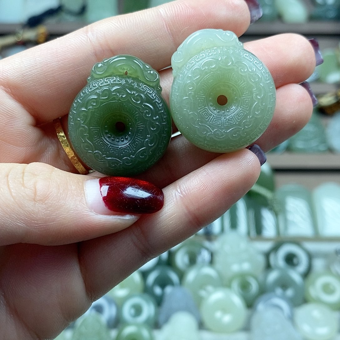 和田玉未镶嵌颈饰祥云扣