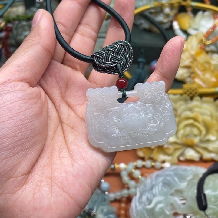 蛇纹石玉吊坠合金