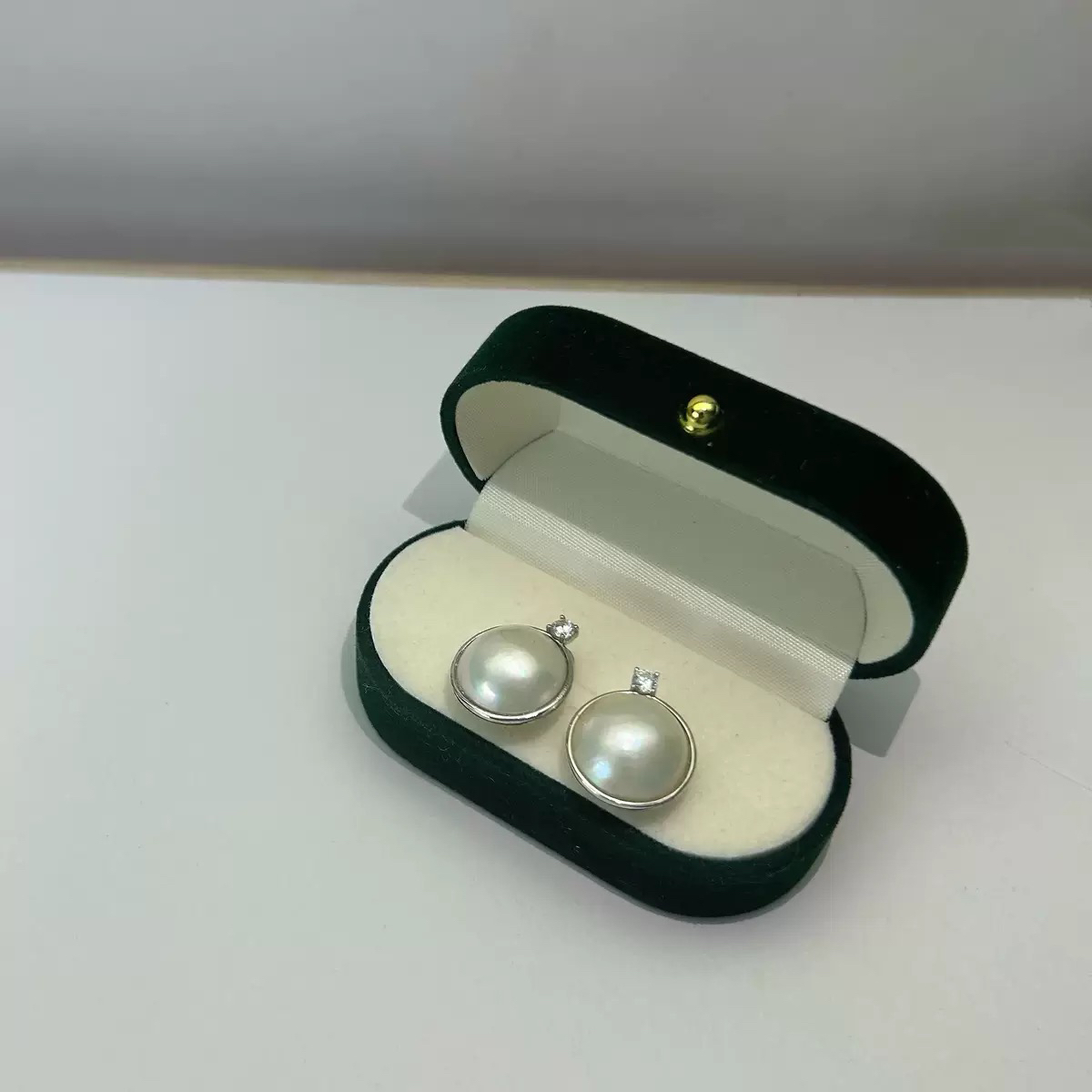 铜合金耳饰 阿媚工厂直销气质耳环经典百搭时尚轻奢精致白色B103