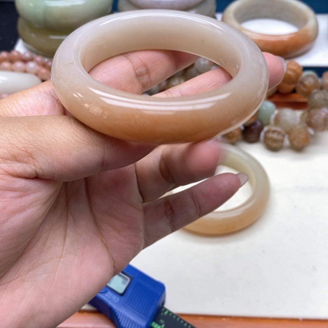 石英质玉手镯未镶嵌比****?