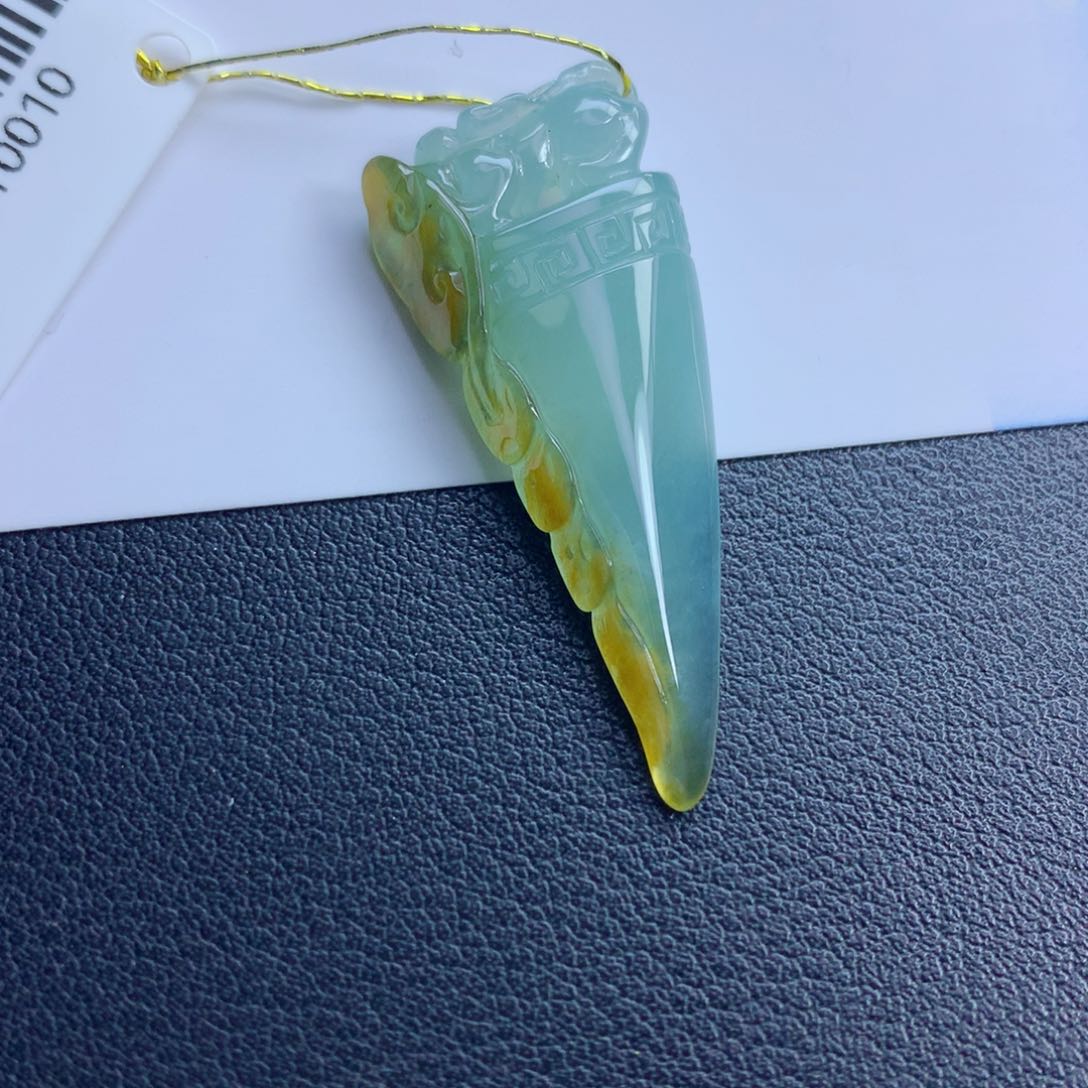 翡翠颈饰未镶嵌龙牙