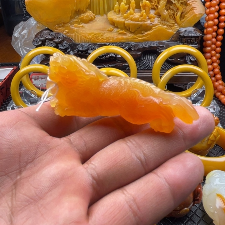 石英质玉（黄龙玉）挂件合金