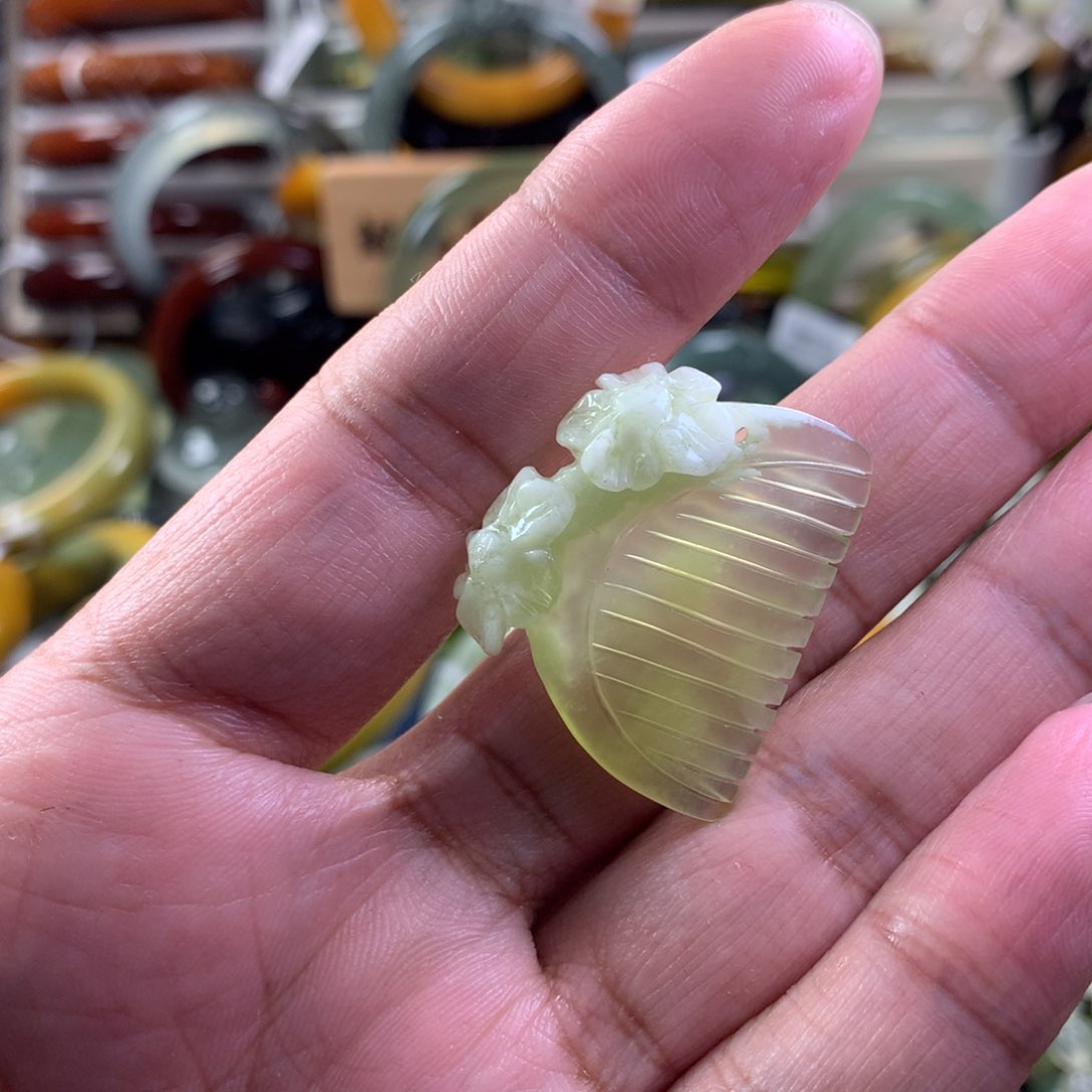 蛇纹石玉颈饰未镶嵌