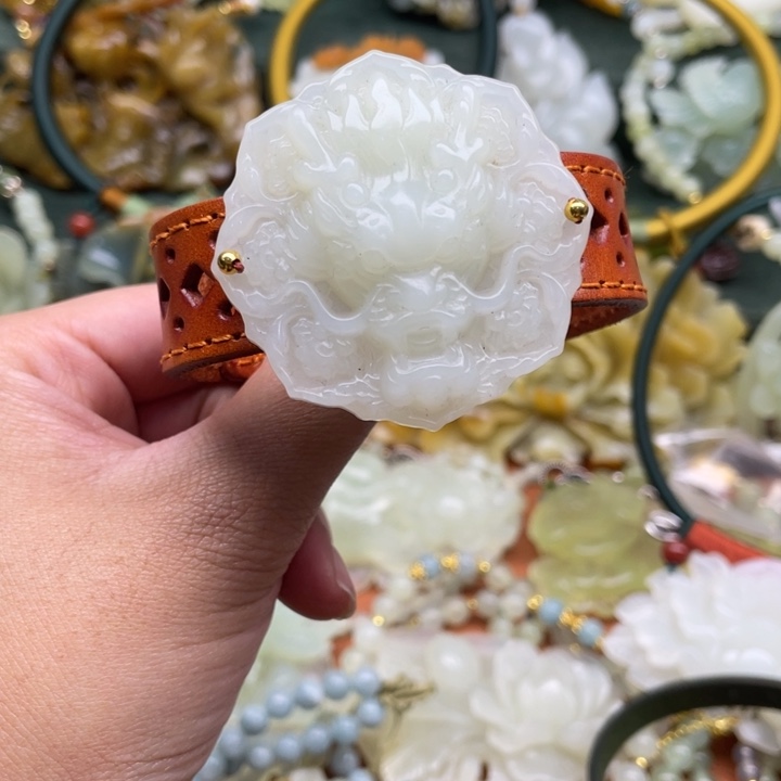 蛇纹石玉吊坠合金