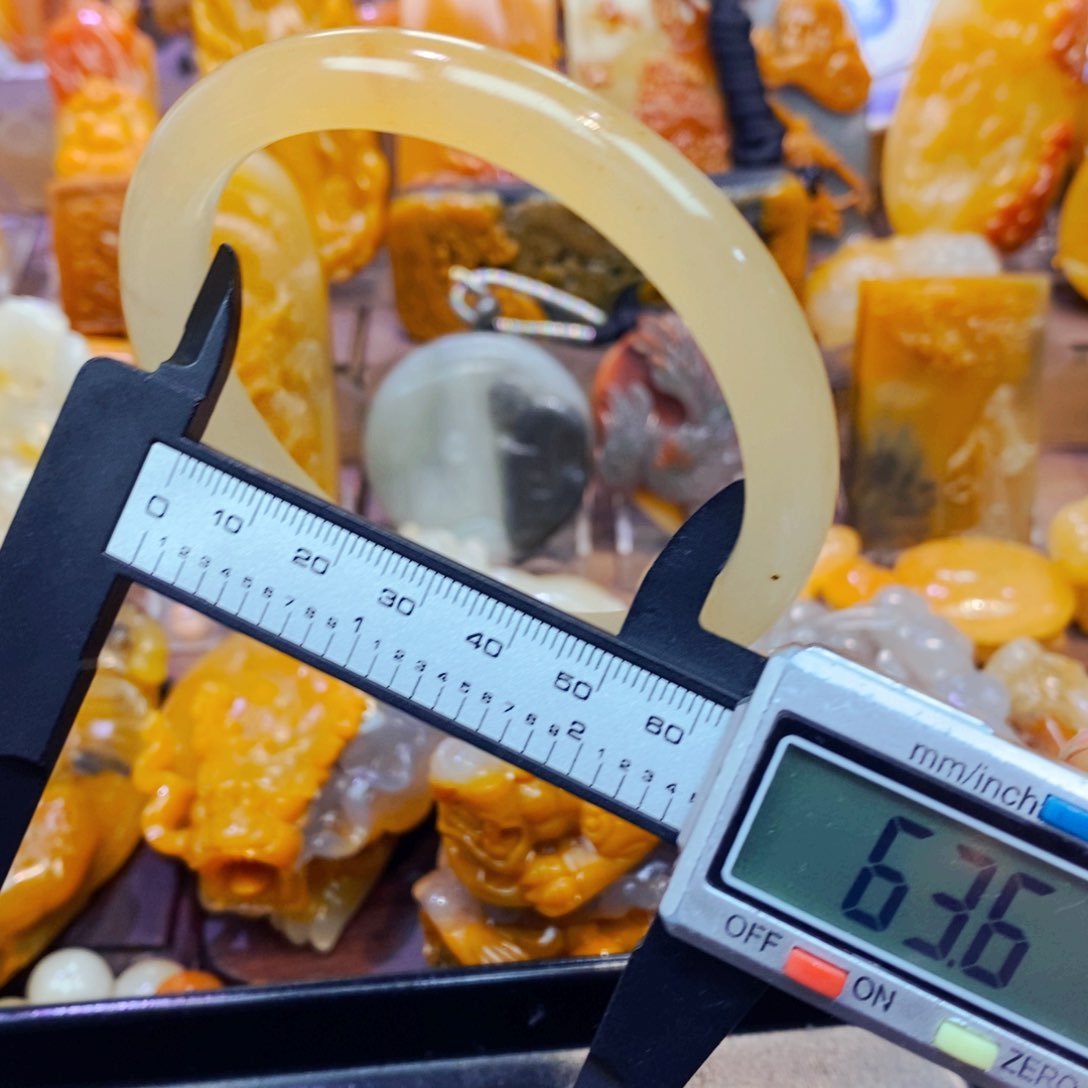 未镶嵌石英质玉（黄龙玉）颈饰