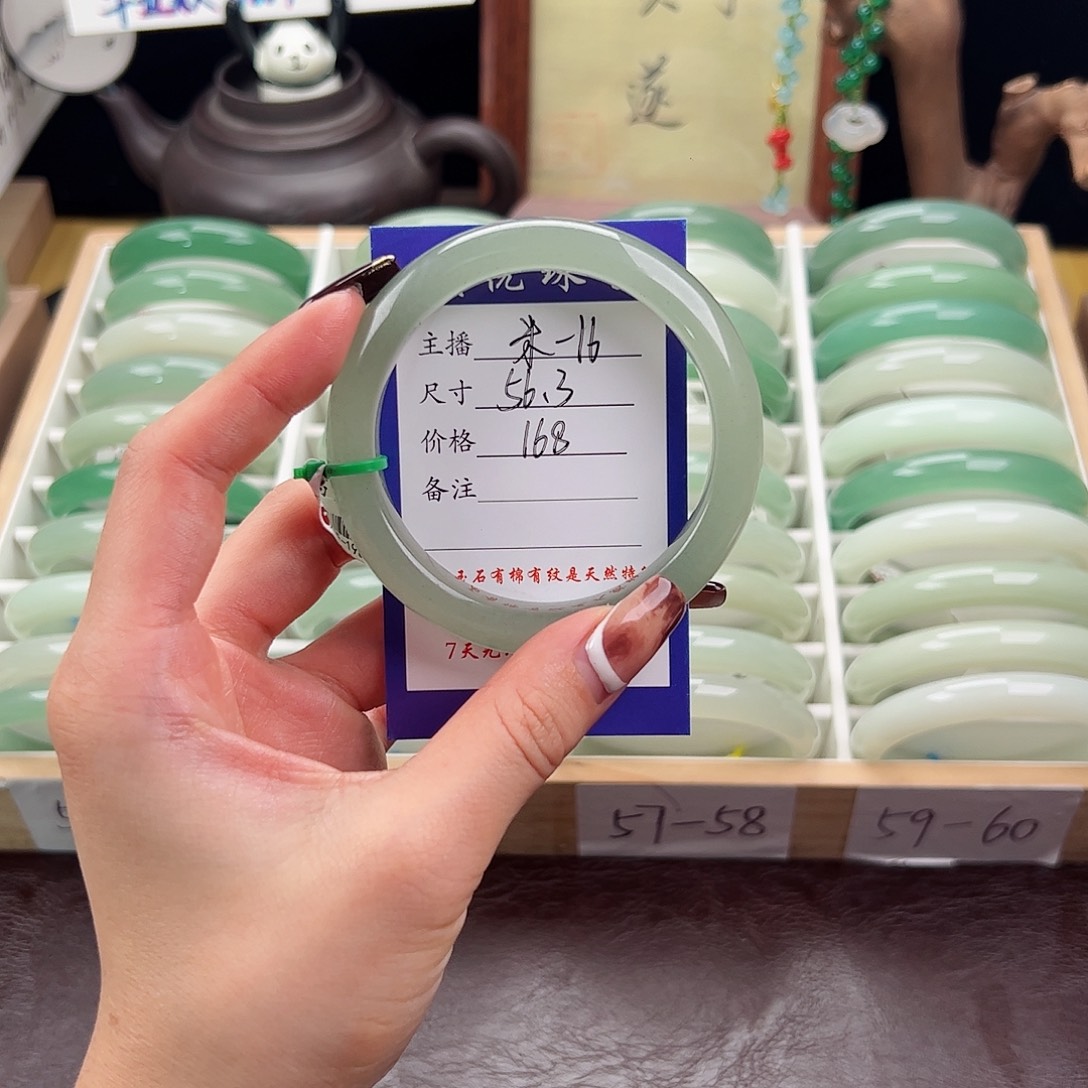 西***干石英质玉未镶嵌手镯