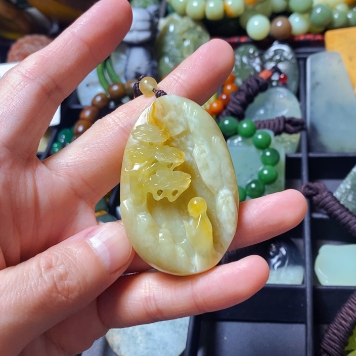 透闪石质玉未镶嵌颈饰