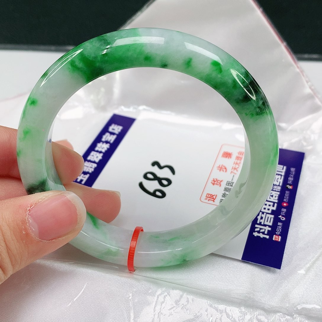 翡翠手镯未镶嵌翡翠