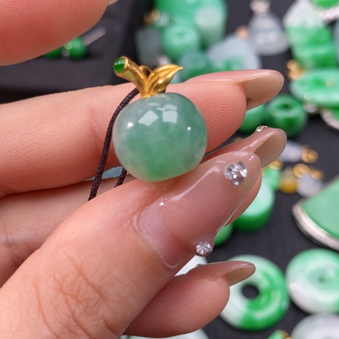 翡翠颈饰18K金镶嵌翡翠