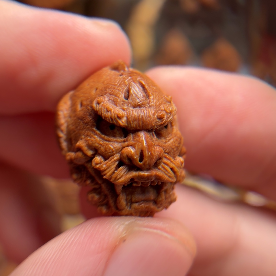 桃核雕刻狮子头配珠