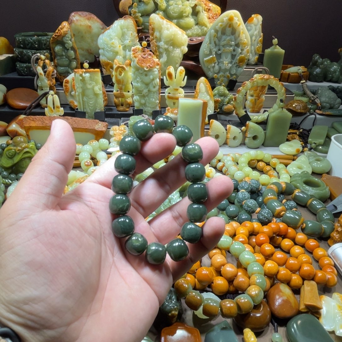 透闪石质玉未镶嵌珠宝奇石