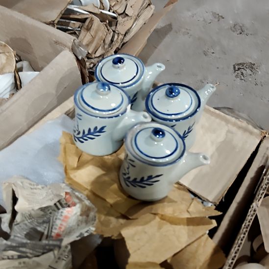 摆件盘子碗茶壶啥都有