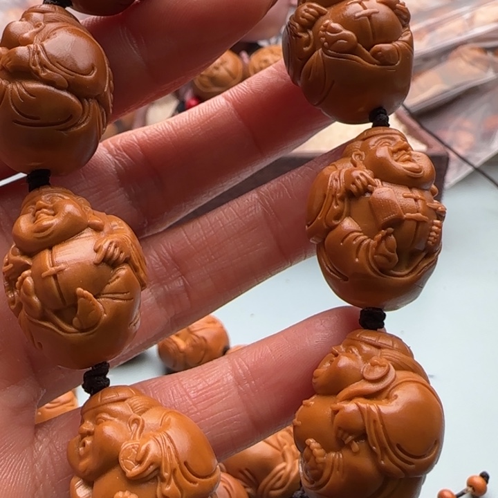 橄榄核手串雕刻着