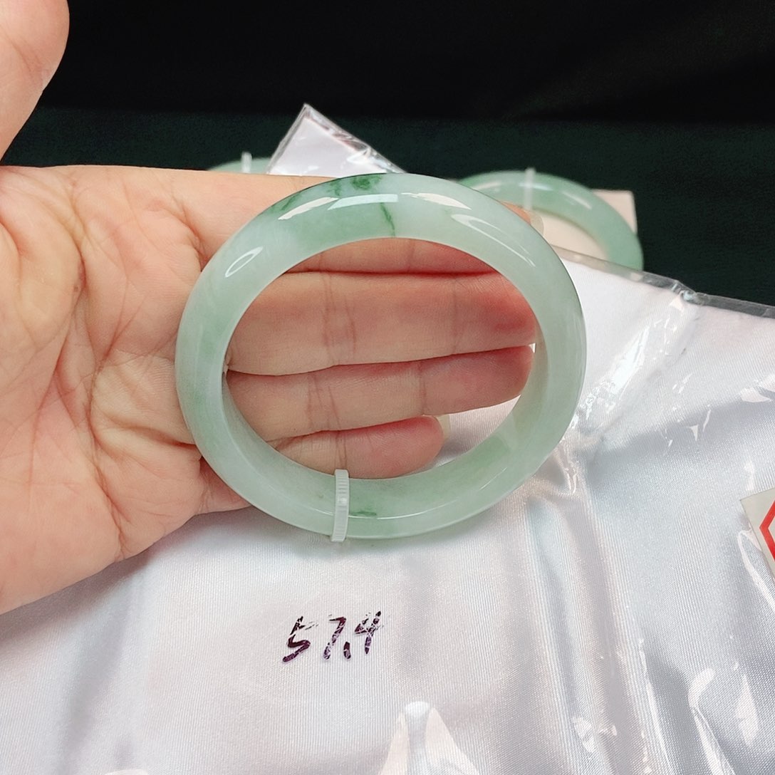 翡翠手镯未镶嵌正圈