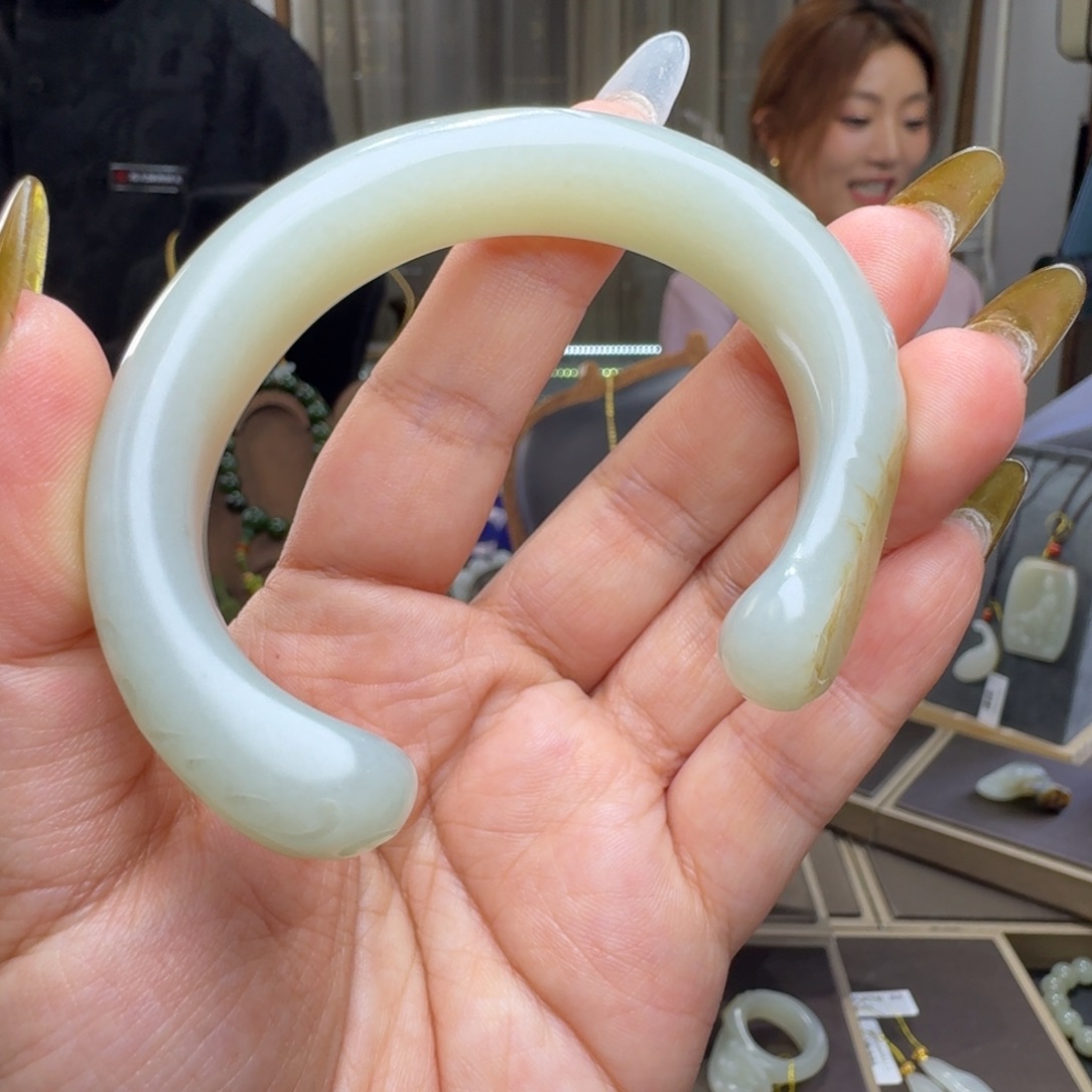 ご***ご和田玉未镶嵌颈饰
