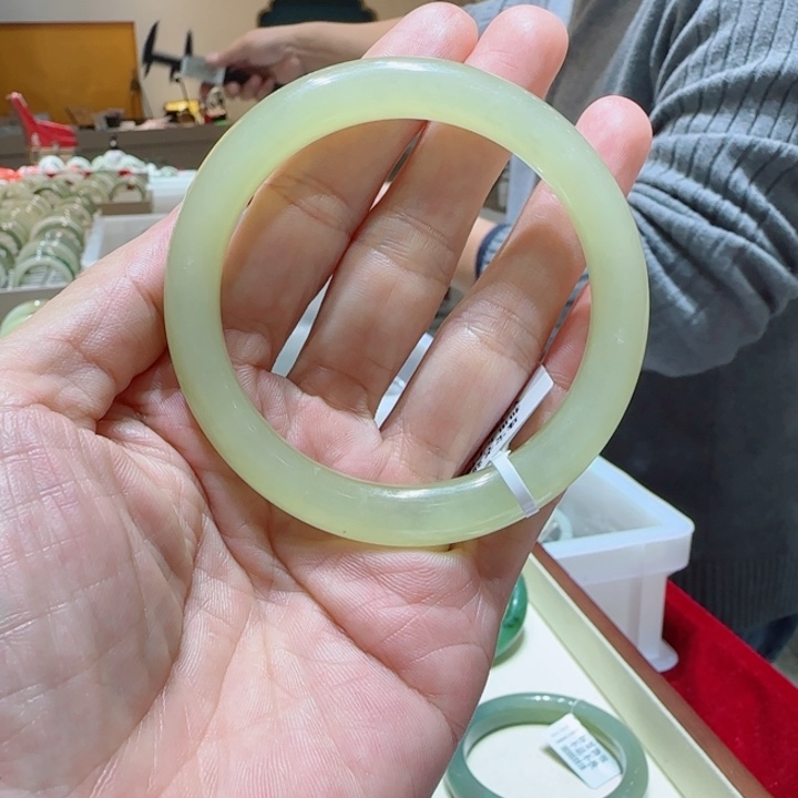 嫣***然和田玉未镶嵌手镯853