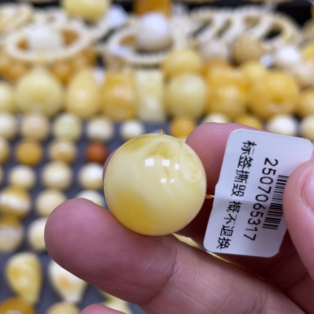 蜜蜡未镶嵌裸石18.2mm瑕疵