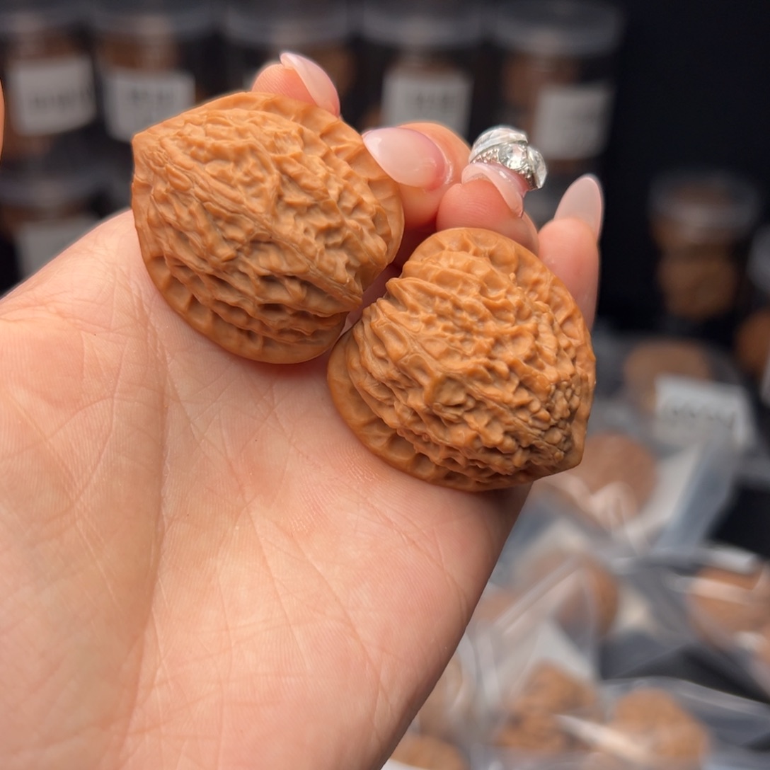 文玩核桃吊坠顺***金牛