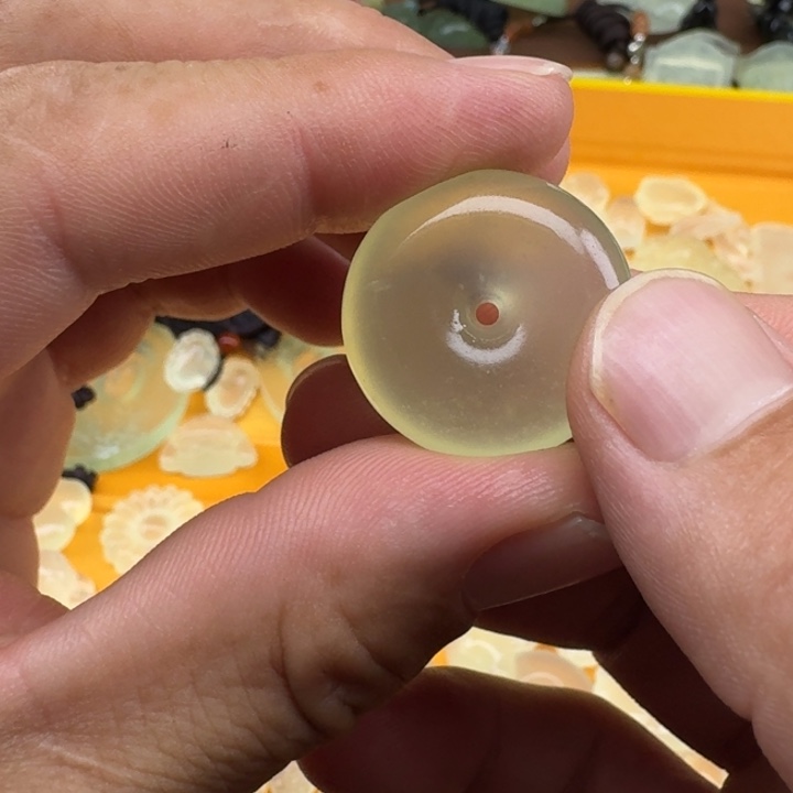@***及蛇纹石玉未镶嵌颈饰