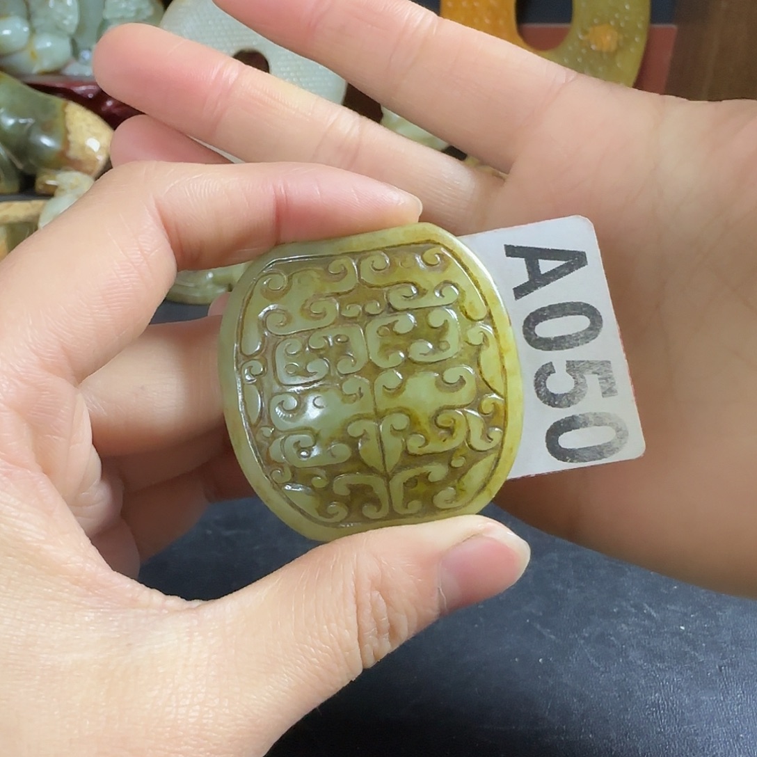 透闪石质玉未镶嵌挂件