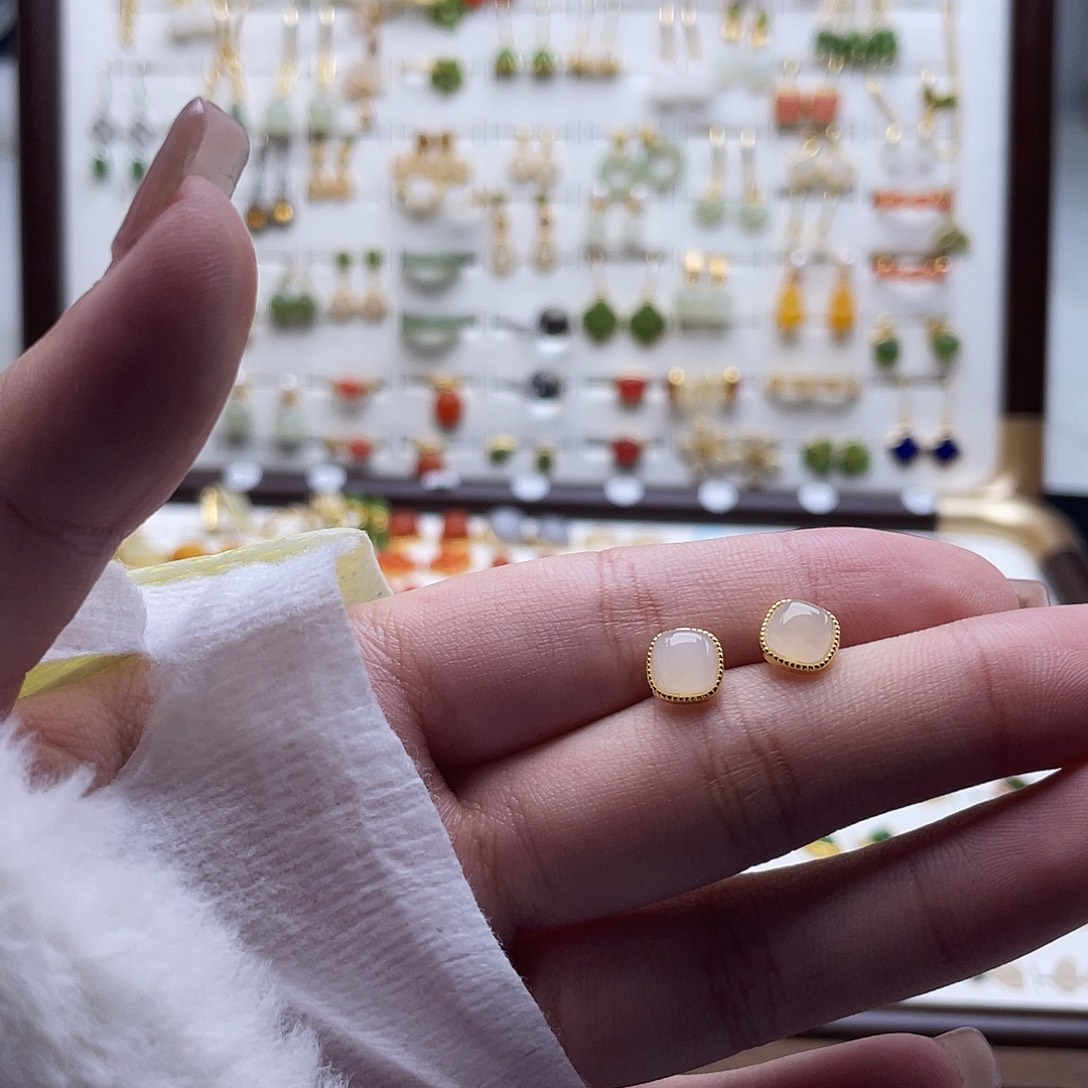 和田玉未镶嵌耳饰