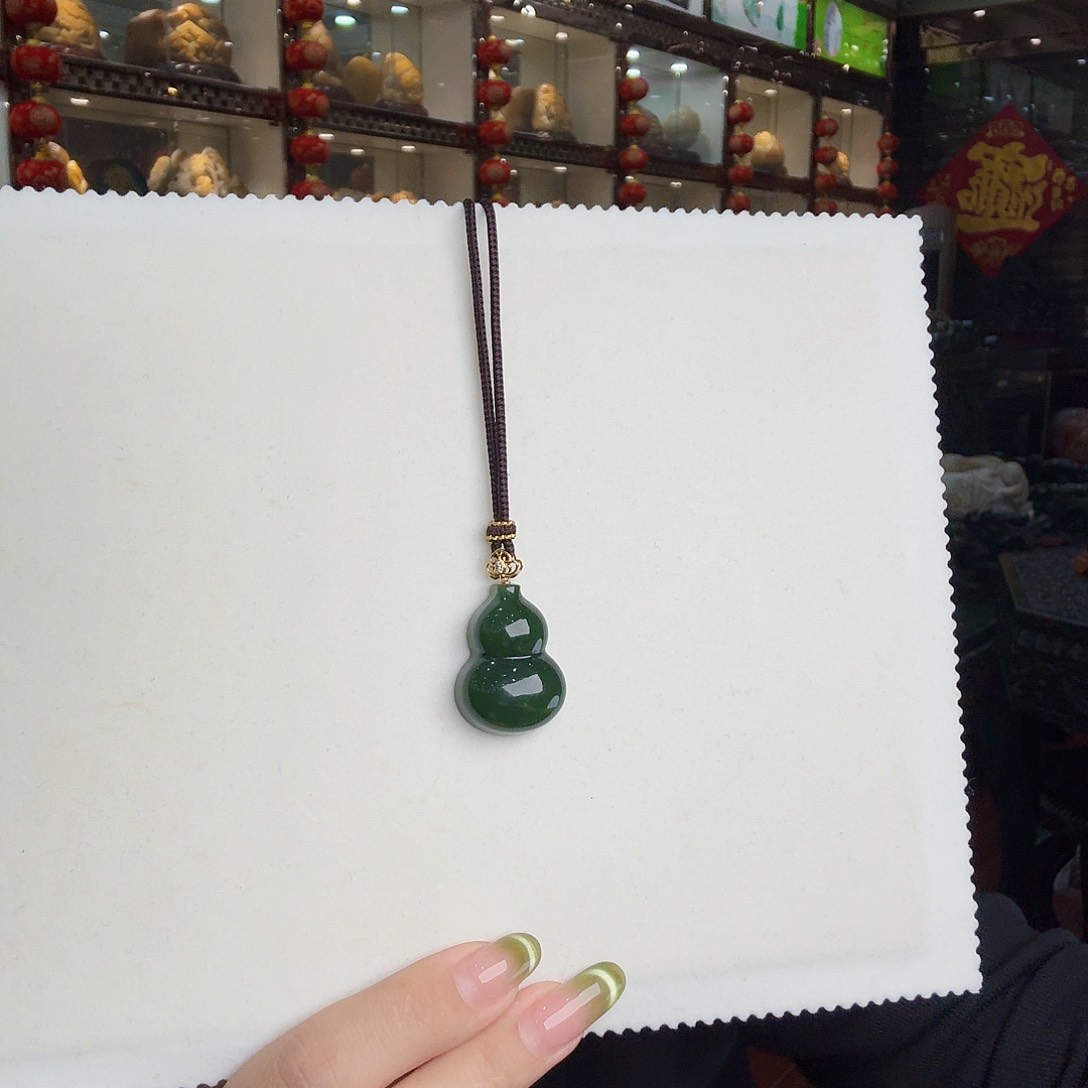 颈饰18K金镶嵌和田玉（碧玉）玲***天