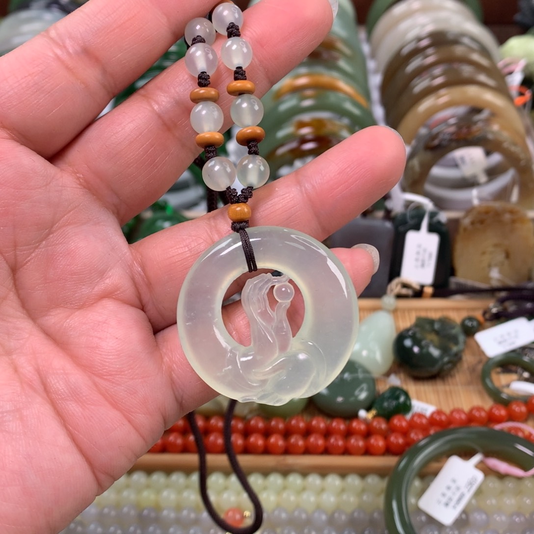 岫玉未镶嵌颈饰吊坠