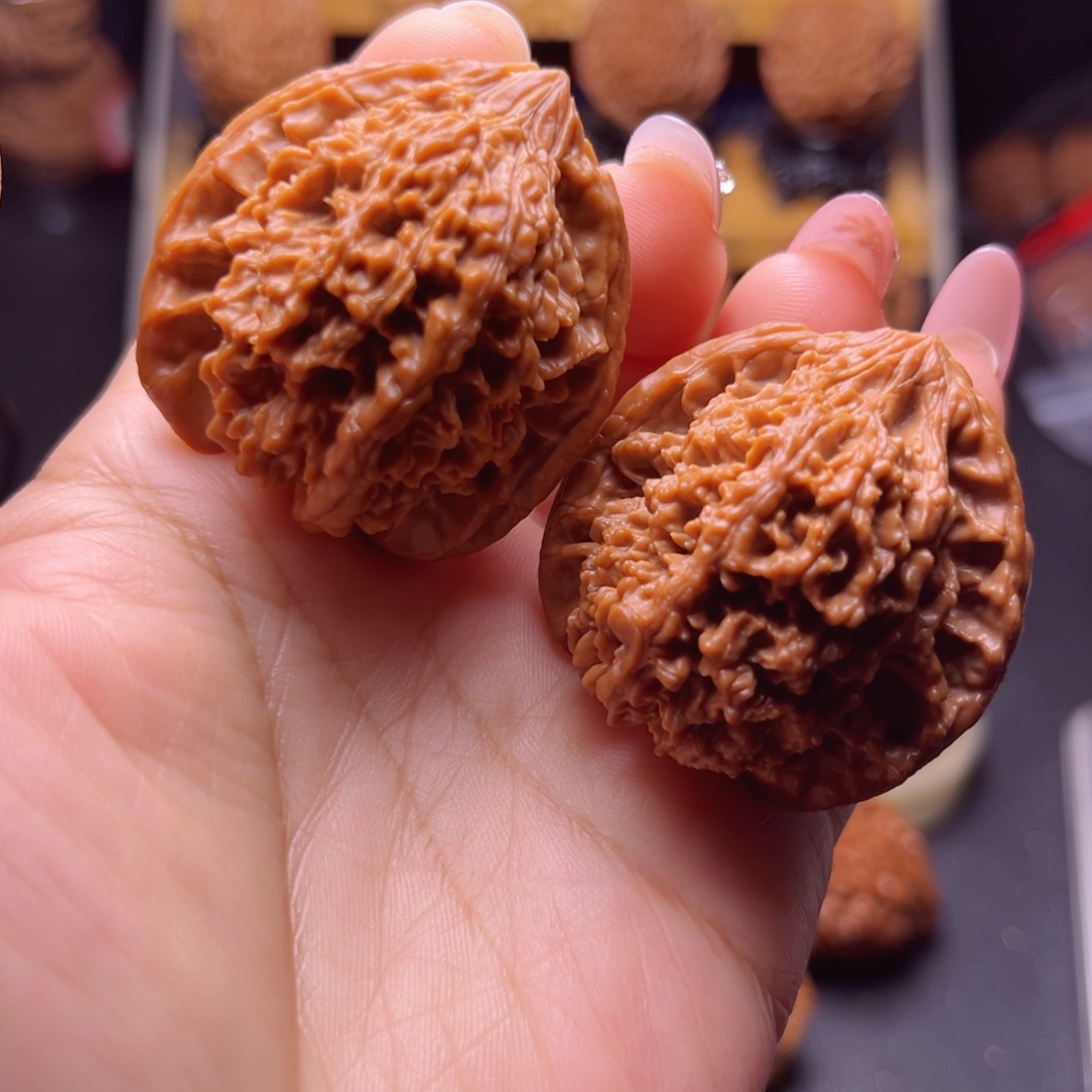 文玩核桃吊坠红皮满天星39尺