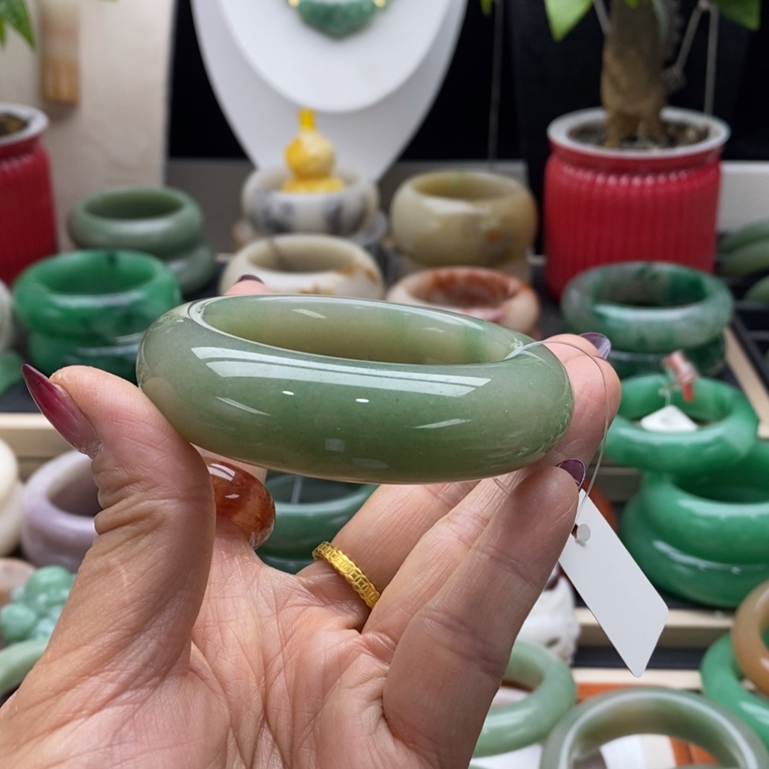 石英岩玉未镶嵌手镯