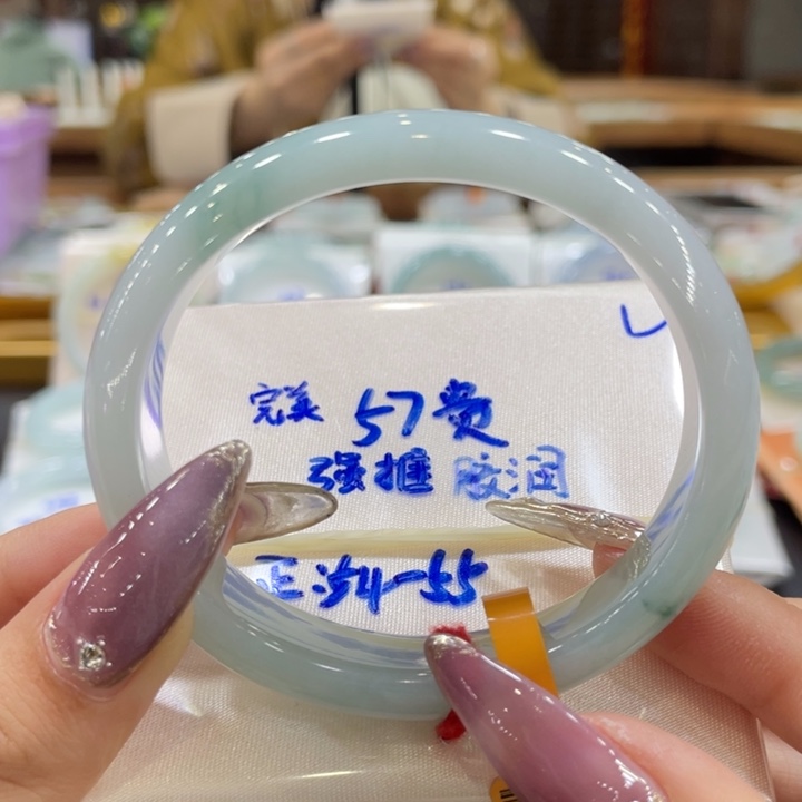 翡翠手镯未镶嵌翡翠