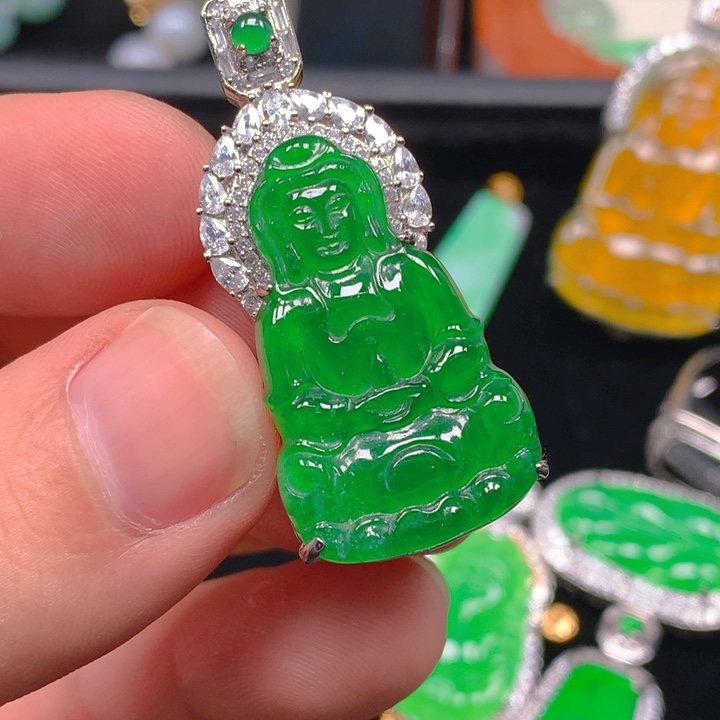 翡翠未镶嵌颈饰观音