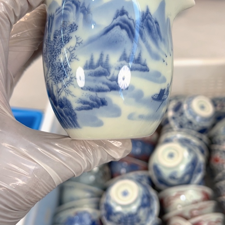 瓷片白青花山水公道杯