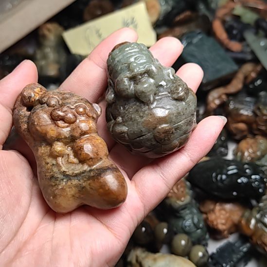 未镶嵌岫岩河磨玉（透闪石质玉）挂件