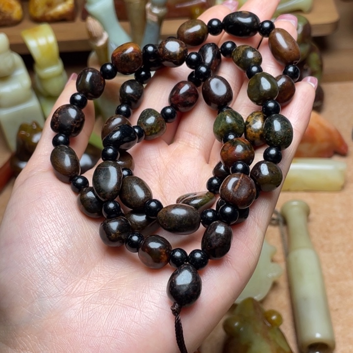 蛇纹石玉未镶嵌颈饰