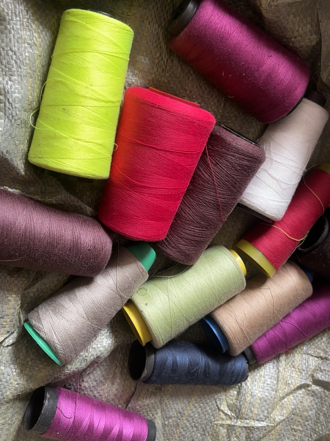 家用可定染彩色涤纶缝纫线缝衣线大卷宝塔线适合缝纫机使用