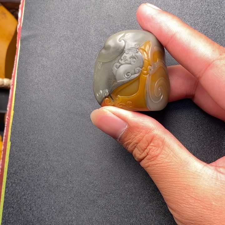 微***凉石英质玉未镶嵌颈饰