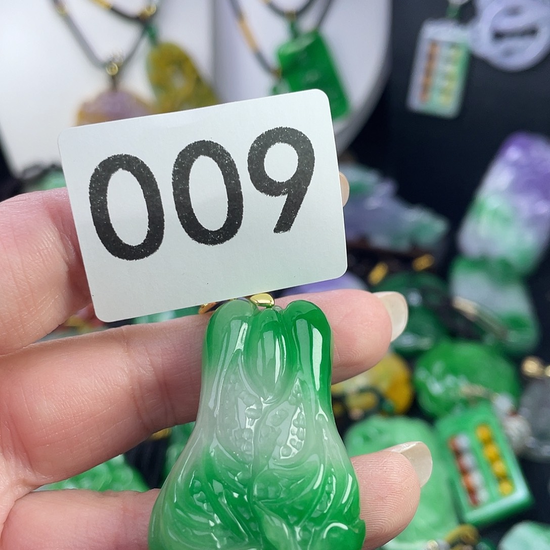 翡翠未镶嵌吊坠(赠链)