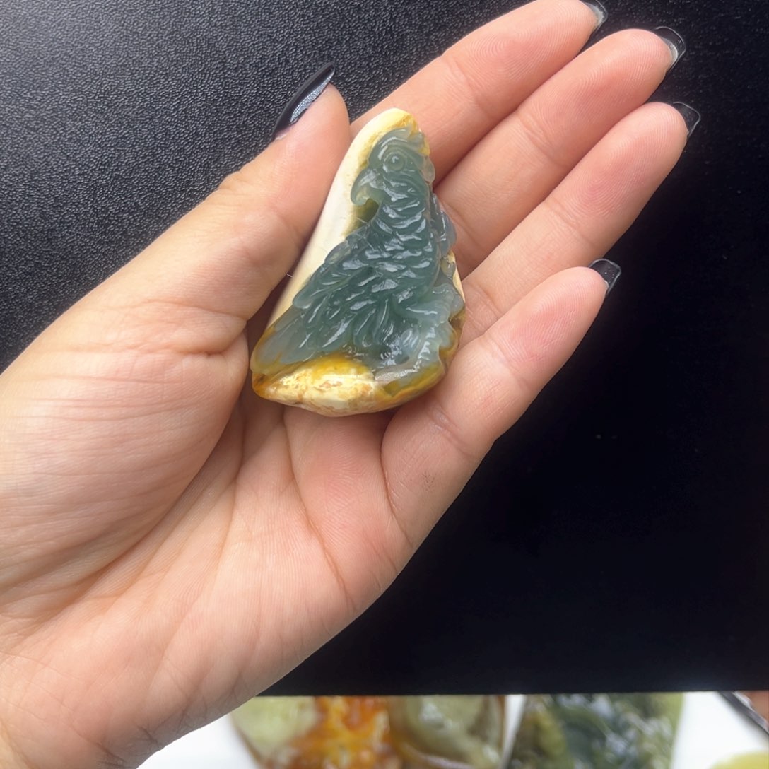 蛇纹石玉颈饰未镶嵌