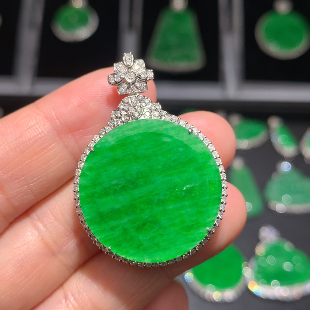 翡翠颈饰18K金镶嵌翡翠