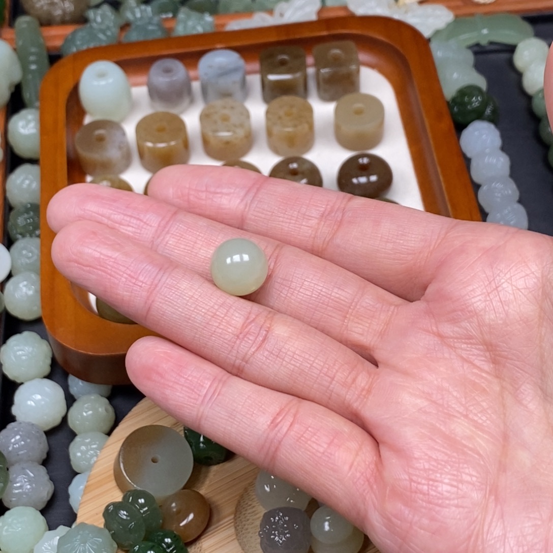 小***楼和田玉未镶嵌颈饰