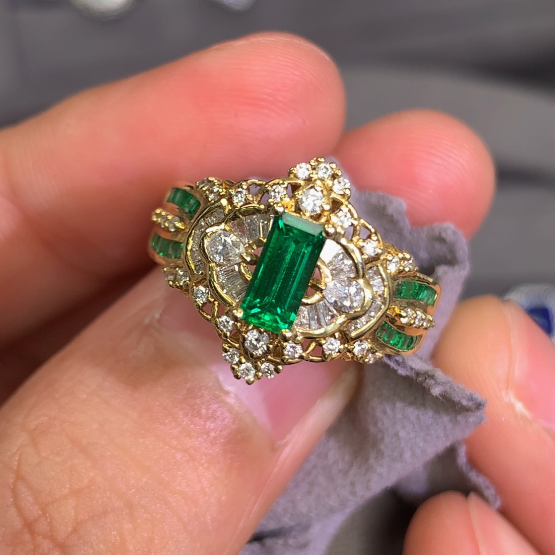 祖母绿戒指18K金镶嵌