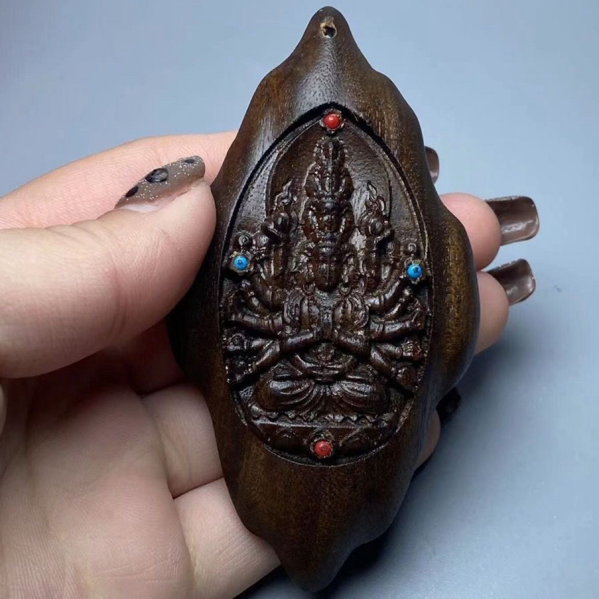 沉香木5/9随型千手-绳子款越南沉香木精工雕刻挂件