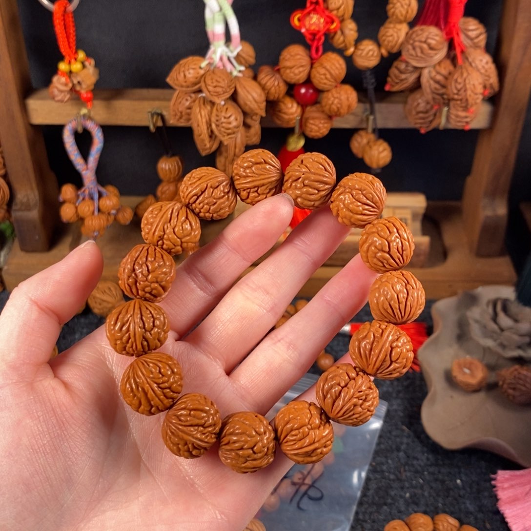 吊坠桃核?****油桃枭手串