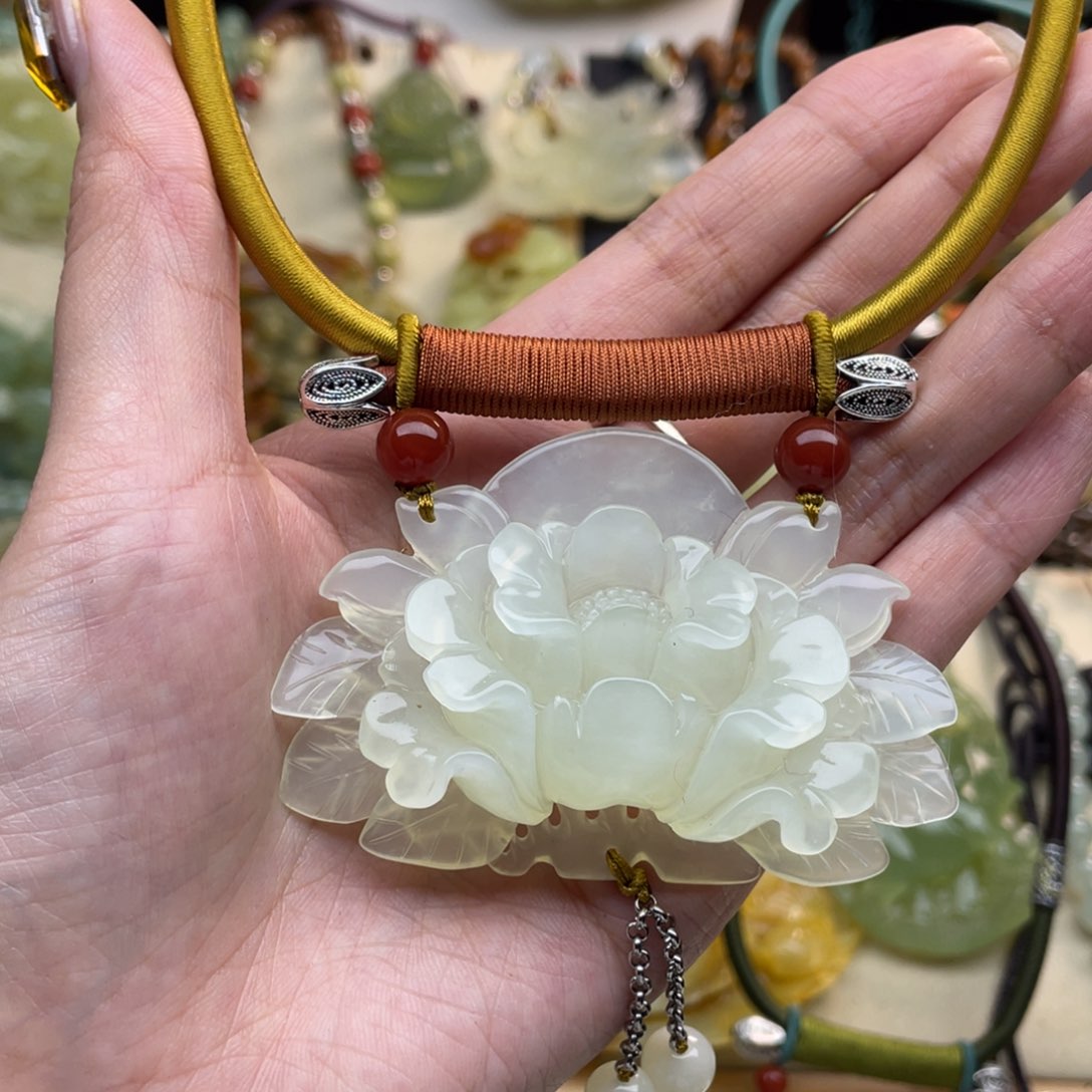 蛇纹石玉颈饰未镶嵌