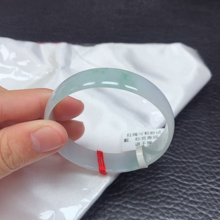 翡翠手镯未镶嵌。