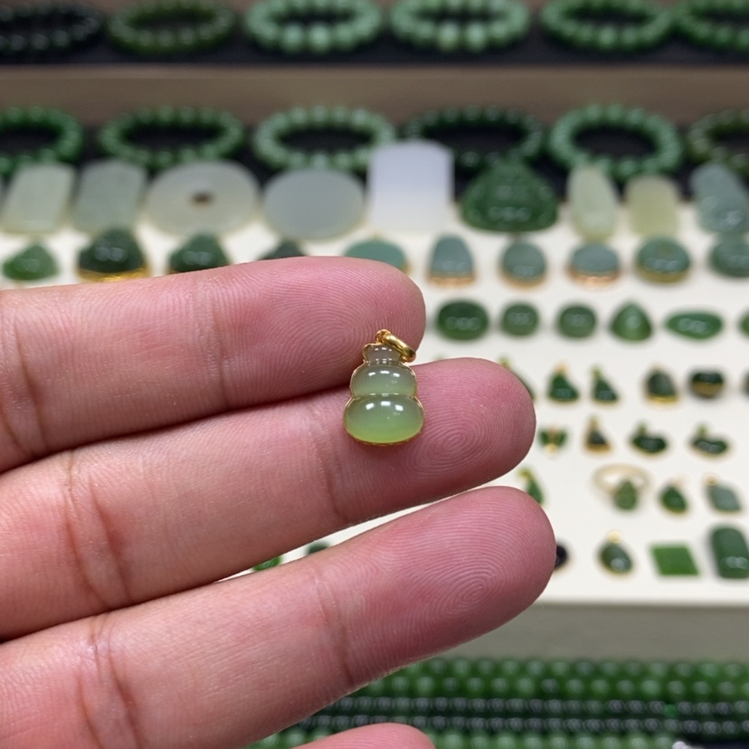 【闪购商品】颈饰18K金镶嵌和田玉（碧玉）